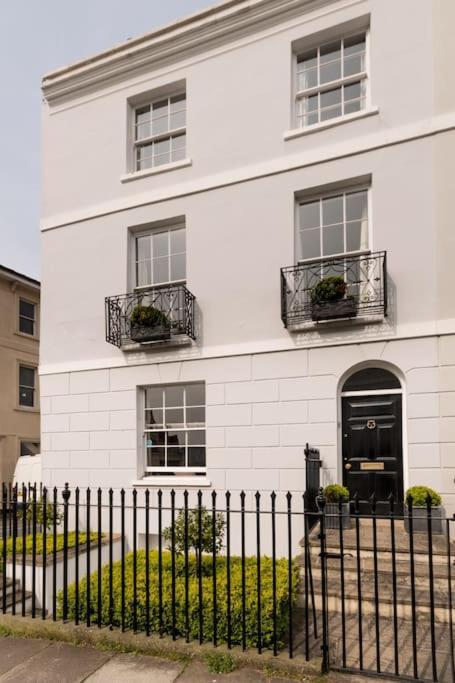 Four Bedroom Townhouse In Famous Suffolks Area チェルトナム エクステリア 写真