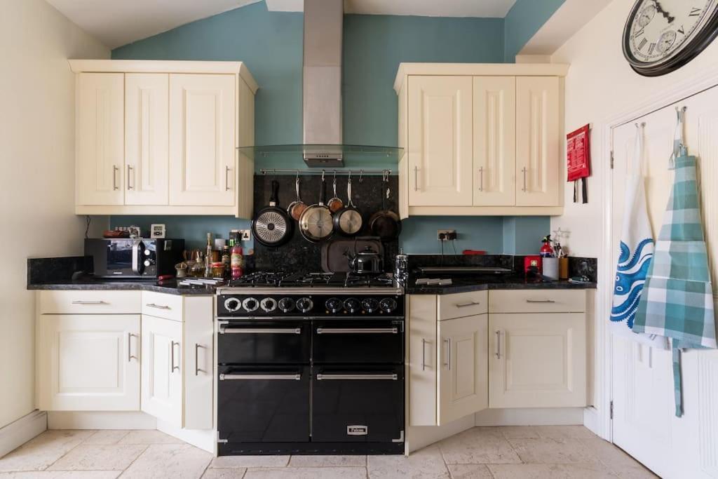 Four Bedroom Townhouse In Famous Suffolks Area チェルトナム エクステリア 写真