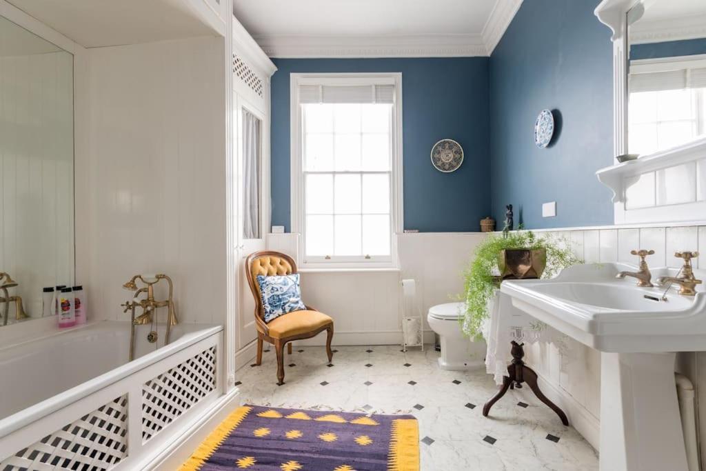Four Bedroom Townhouse In Famous Suffolks Area チェルトナム エクステリア 写真